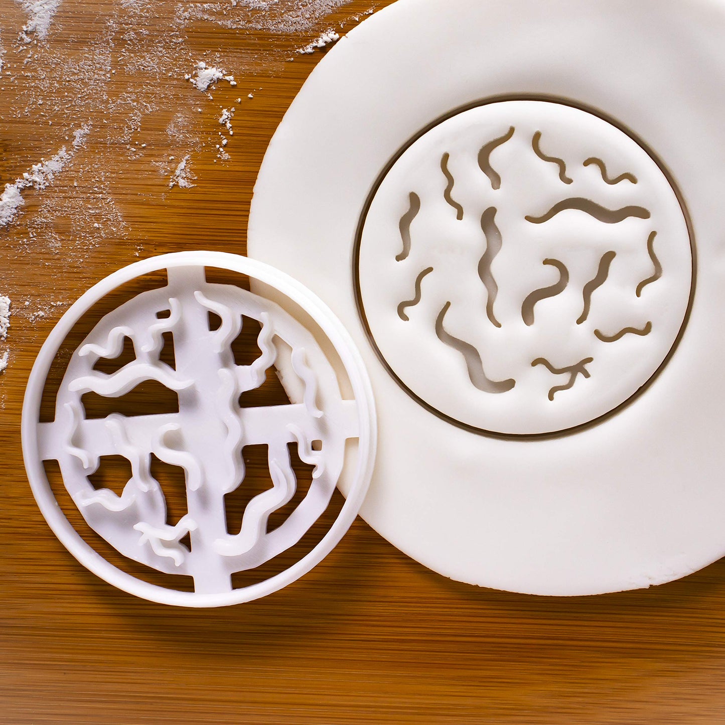 Set of 2 C. Elegans (Caenorhabditis Elegans) cookie cutters, 2 pieces - Bakerlogy